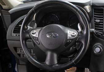 Подержанный автомобиль Infiniti QX70 2013 года (17 фото)