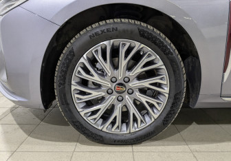Подержанный автомобиль Hongqi H5 2024 года (12 фото)
