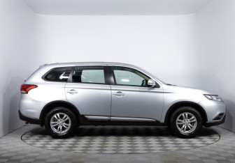 Подержанный автомобиль Mitsubishi Outlander 2021 года (4 фото)