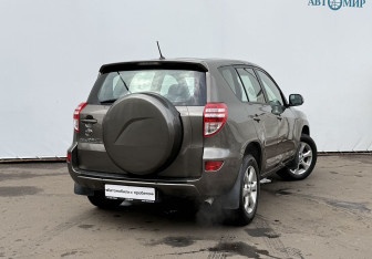 Подержанный автомобиль Toyota RAV4 2010 года (5 фото)