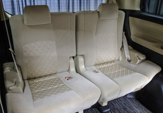 Подержанный автомобиль Toyota Vellfire 2016 года (13 фото)