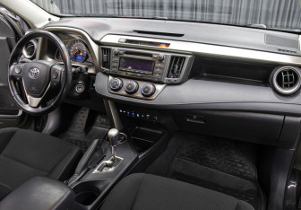 Подержанный автомобиль Toyota RAV4 2015 года (11 фото)