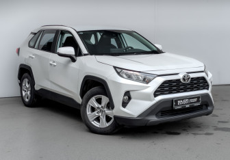 Подержанный автомобиль Toyota RAV4 2021 года (3 фото)