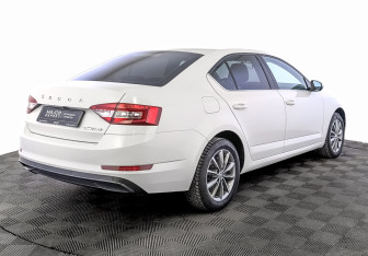 Подержанный автомобиль Skoda Octavia Liftback 2022 года (5 фото)