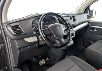 Подержанный автомобиль Peugeot Traveller 2021 года (17 фото)