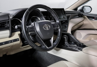 Подержанный автомобиль Toyota Camry Sedan 2021 года (14 фото)