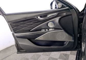 Подержанный автомобиль Kia K900 2019 года (19 фото)