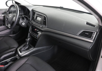 Подержанный автомобиль Hyundai Elantra Sedan 2017 года (10 фото)