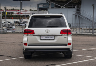 Подержанный автомобиль Toyota Land Cruiser Suv 2017 года (7 фото)