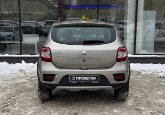 Подержанный автомобиль Renault Sandero 2018 года (7 фото)