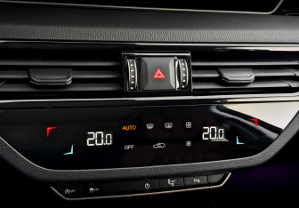 Подержанный автомобиль Hongqi HS5 2023 года (28 фото)