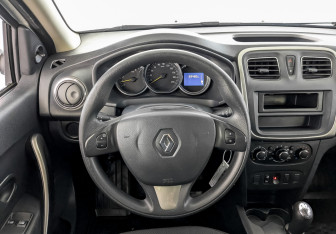 Подержанный автомобиль Renault Sandero 2017 года (25 фото)