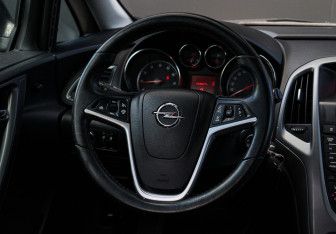 Подержанный автомобиль Opel Astra Hatchback 2012 года (11 фото)