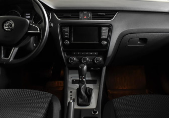 Подержанный автомобиль Skoda Octavia Wagon 2016 года (12 фото)