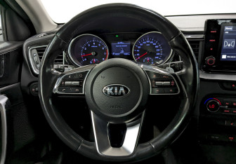 Подержанный автомобиль Kia Ceed Wagon 2020 года (25 фото)