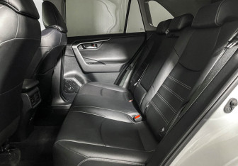 Подержанный автомобиль Toyota RAV4 2021 года (10 фото)