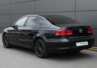 Подержанный автомобиль Volkswagen Passat Sedan 2011 года (7 фото)