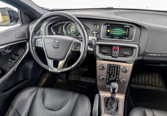 Подержанный автомобиль Volvo V40 Hatchback 2016 года (30 фото)