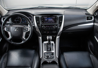 Подержанный автомобиль Mitsubishi Pajero Sport 2018 года (17 фото)
