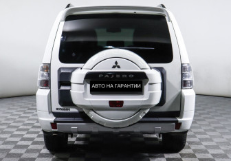 Подержанный автомобиль Mitsubishi Pajero 2013 года (4 фото)