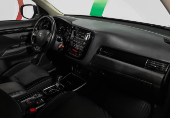 Подержанный автомобиль Mitsubishi Outlander 2018 года (9 фото)