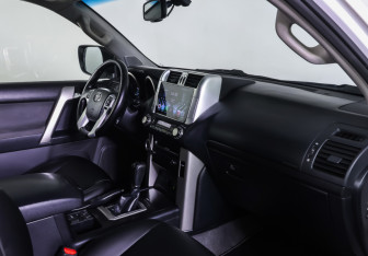 Подержанный автомобиль Toyota Land Cruiser Prado 2012 года (10 фото)