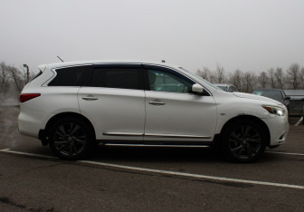 Подержанный автомобиль Infiniti JX 2013 года (4 фото)