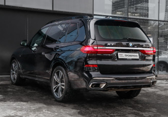 Подержанный автомобиль BMW X7 2021 года (7 фото)