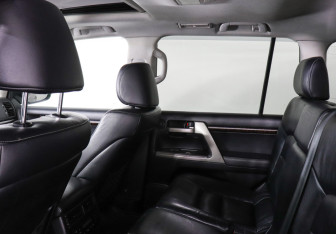 Подержанный автомобиль Toyota Land Cruiser Suv 2011 года (8 фото)