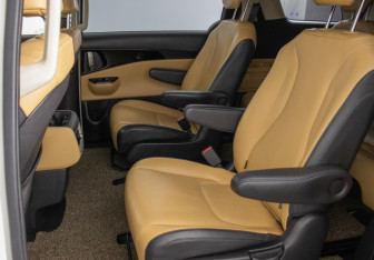 Подержанный автомобиль Kia Carnival 2021 года (11 фото)