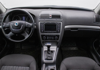 Подержанный автомобиль Skoda Octavia Wagon 2012 года (13 фото)