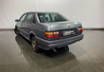 Подержанный автомобиль Volkswagen Passat Sedan 1989 года (4 фото)