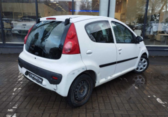 Подержанный автомобиль Peugeot 107 2011 года (8 фото)