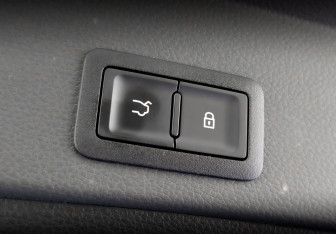 Подержанный автомобиль Hongqi E-HS9 2022 года (26 фото)