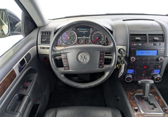 Подержанный автомобиль Volkswagen Touareg 2008 года (21 фото)