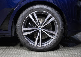 Подержанный автомобиль BMW X7 2022 года (31 фото)