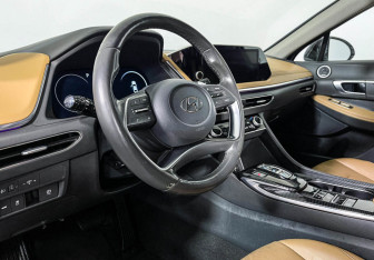 Подержанный автомобиль Hyundai Sonata 2020 года (13 фото)