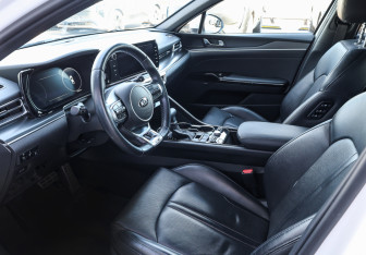 Подержанный автомобиль Kia K5 2021 года (15 фото)