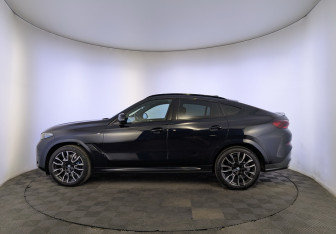 Подержанный автомобиль BMW X6 2025 года (8 фото)