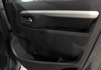 Подержанный автомобиль Peugeot Traveller 2020 года (24 фото)