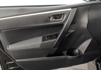 Подержанный автомобиль Toyota Corolla Sedan 2017 года (19 фото)