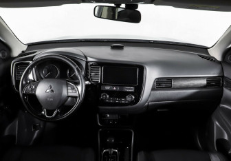 Подержанный автомобиль Mitsubishi Outlander 2018 года (9 фото)
