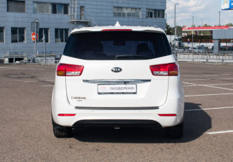 Подержанный автомобиль Kia Carnival 2016 года (6 фото)