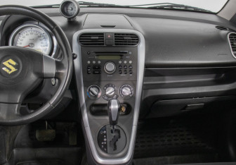 Подержанный автомобиль Suzuki Splash 2009 года (14 фото)