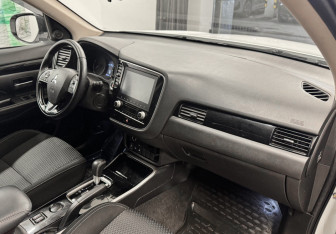 Подержанный автомобиль Mitsubishi Outlander 2021 года (8 фото)