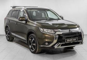 Подержанный автомобиль Mitsubishi Outlander 2020 года (3 фото)