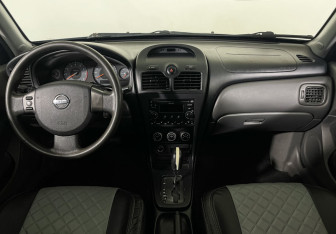 Подержанный автомобиль Nissan Almera Classic 2012 года (12 фото)