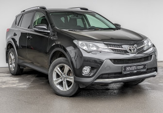 Подержанный автомобиль Toyota RAV4 2015 года (3 фото)