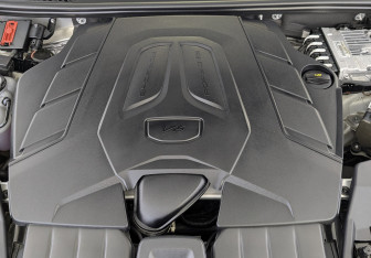 Подержанный автомобиль Porsche Cayenne 2024 года (9 фото)