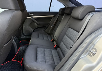 Подержанный автомобиль Skoda Octavia Liftback 2012 года (11 фото)